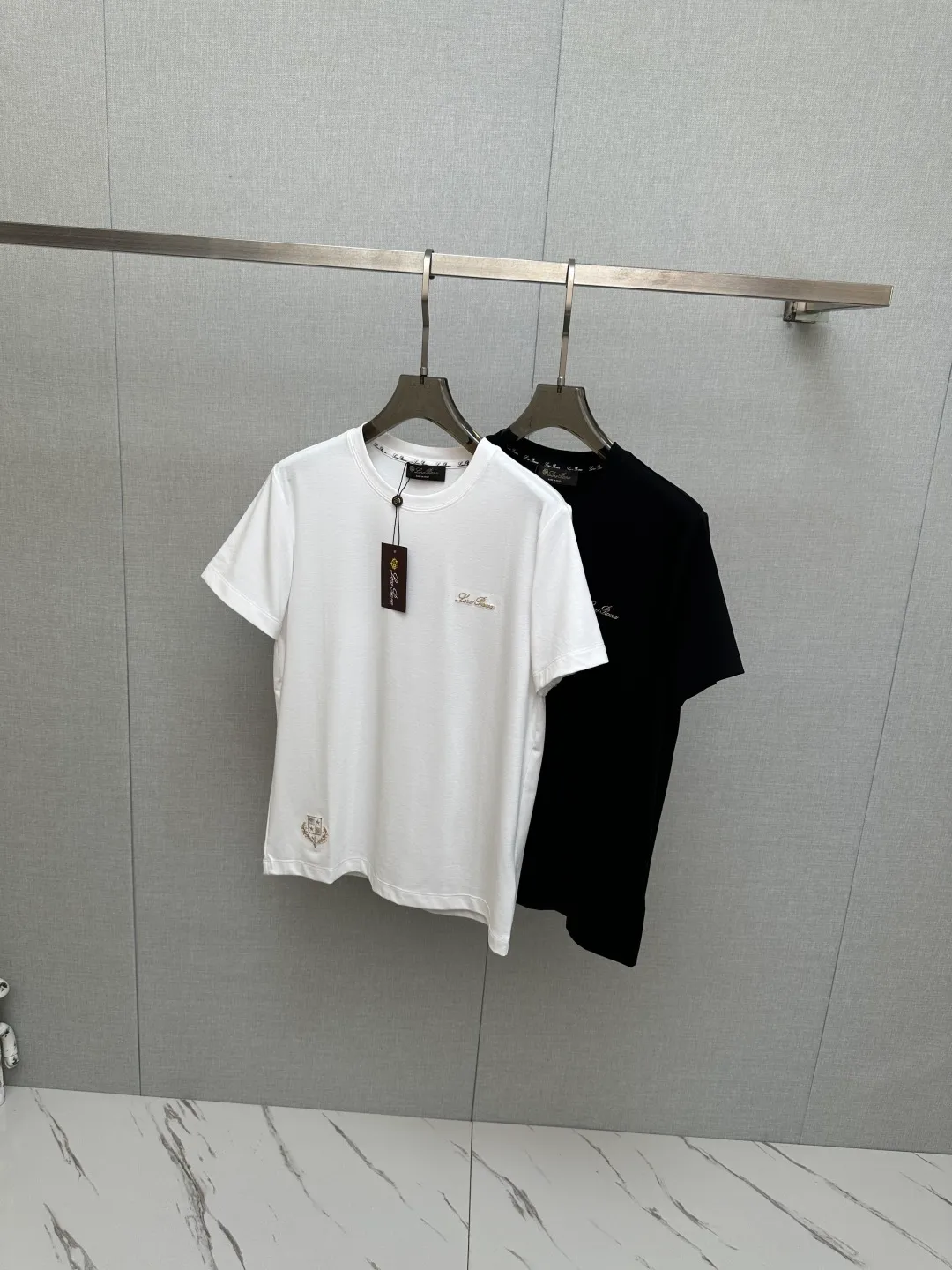 LP Original 2026New Arrival short-sleeved T-shirt! Fashionable and casual short-sleeved T-shirt with catwalk pattern! Design a logo! The specially designed and selected customer-supplied fabrics are soft to the touch and skin-friendly, and the breathability and comfort are impeccable. You will definitely fall in love with the real thing! Non-sexist couples can wear mixed styles to open up a new fashion style! Distinguishing market version, high-definition Series! Size: M-3XL